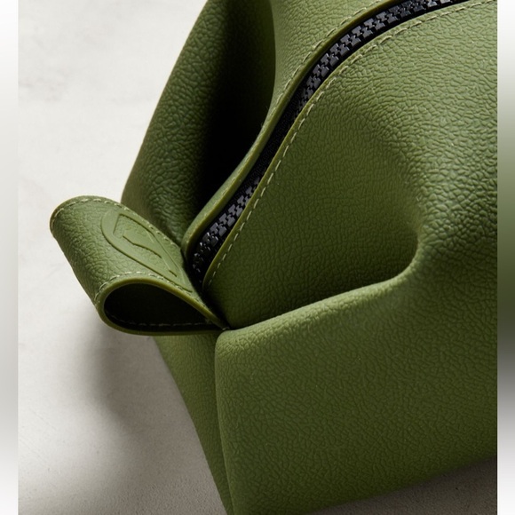 Tooletries The Koby Mini Dopp Kit Toiletries/Makeup bag Olive Green - Picture 5 of 13